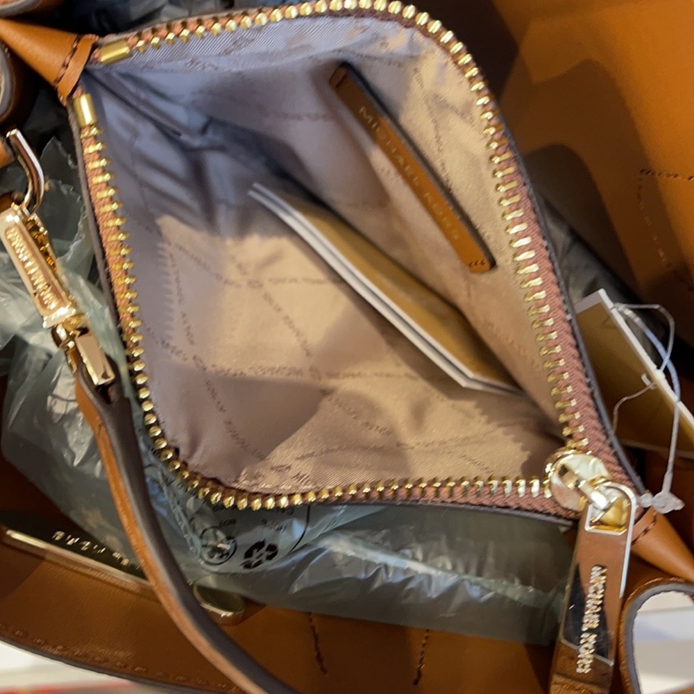 Michael Kors Mercer Medium Pebbled Leather Crossbody Bag - Picture 7 of 16